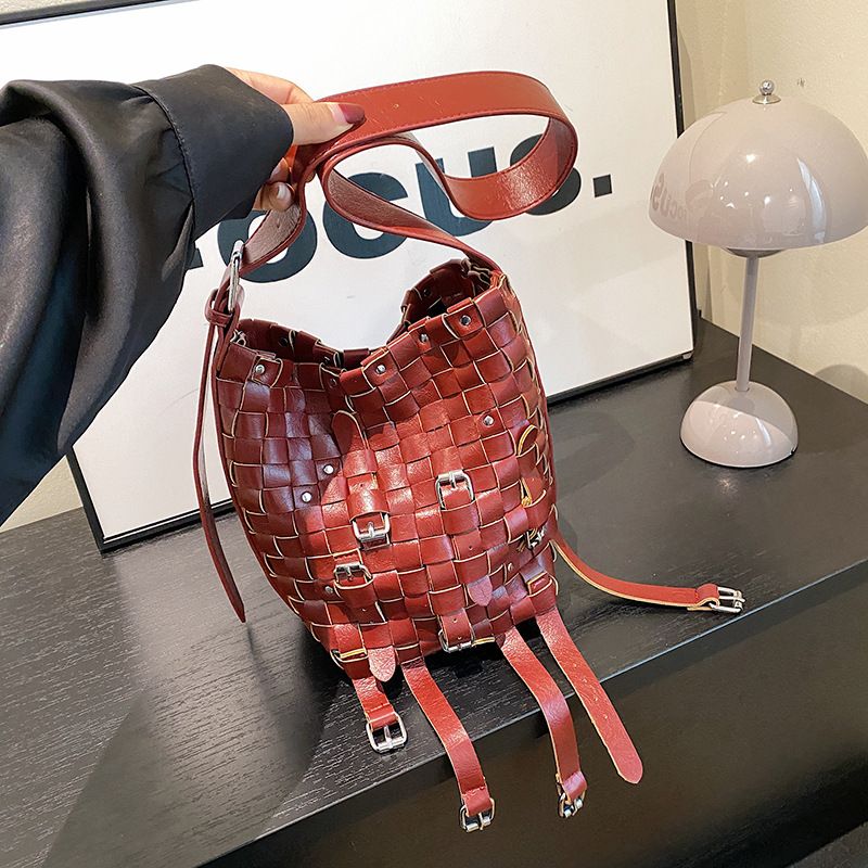 Borsa a secchiello da donna, vintage, intrecciata, con rivetti, tracolla e tracolla_voghion.com