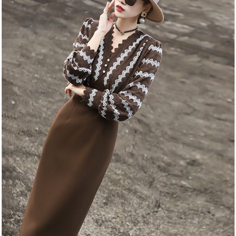 Vestido elegante de otoño de estilo francés de alta sociedad con encaje y escote en V, adelgazante y a la cadera._voghion.com