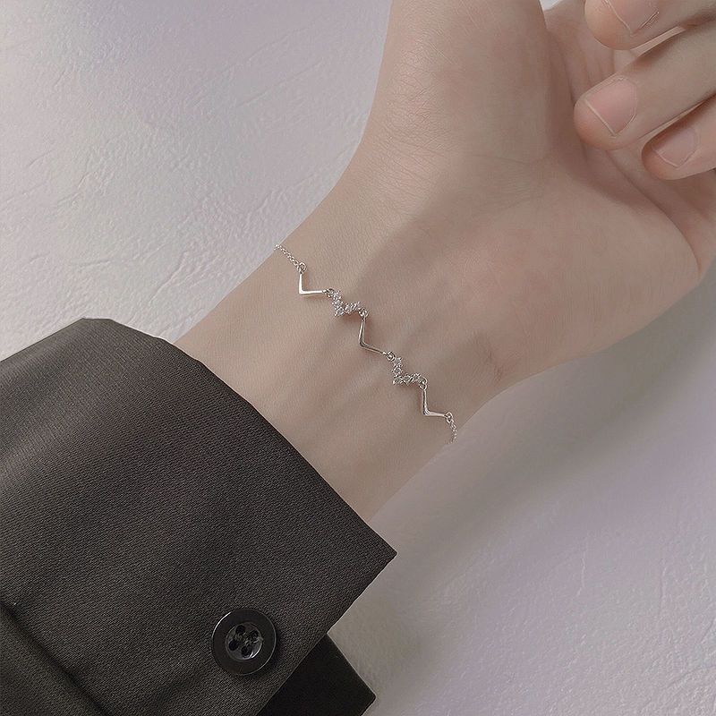 Stile minimalista a forma di V Design di nicchia Senso Semplice Sensazione di alta qualità Gioielli per le mani 2022 Nuovo modello Migliore amico Studente_voghion.com