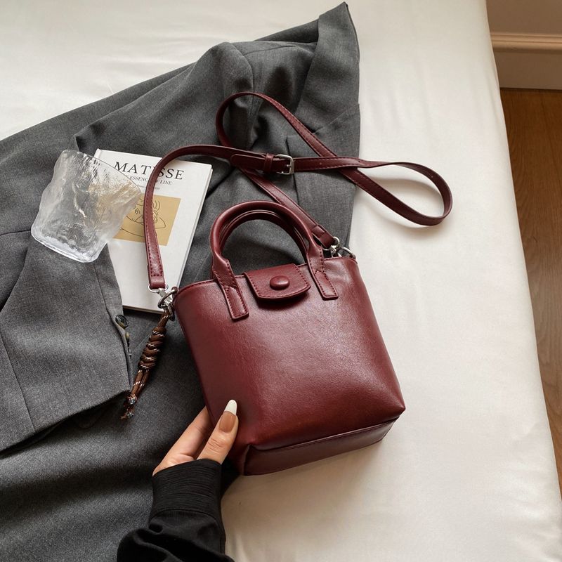 High end crossbody handbag 2024 new niche design mini splicing commuting shoulder bucket bag_voghion.com