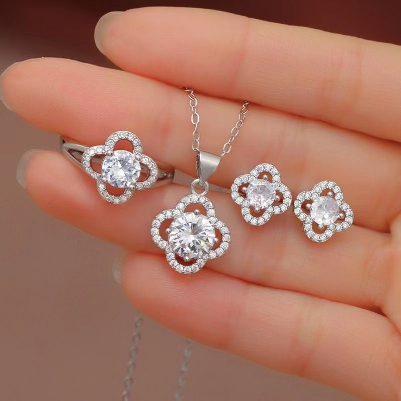 Conjunto de joias com três peças, anel de diamante, pulseira, colar de trevo de quatro folhas_voghion.com