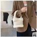 Bolso de mano mini de invierno para mujer, de lana de cordero, con empalme, estilo celebridad, de felpa_voghion.com