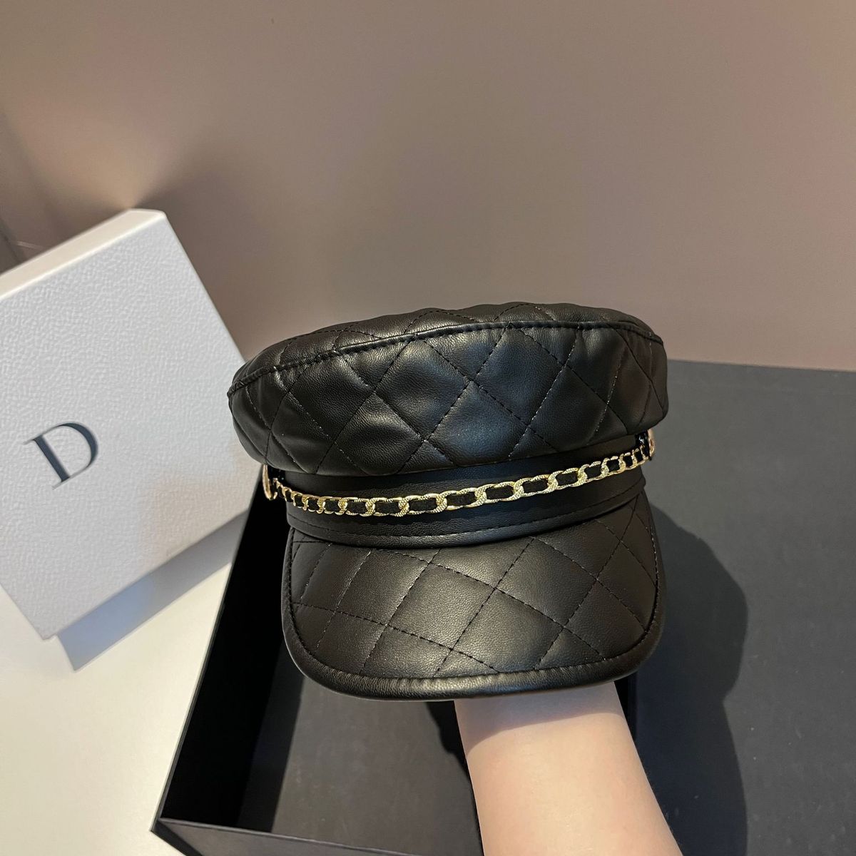 Cappelli ottagonali da donna cappello in pelle scozzese blu scuro alla moda piccola catena di fragranze versatile cappello con visiera piatta che riduce l'età per le donne_voghion.com