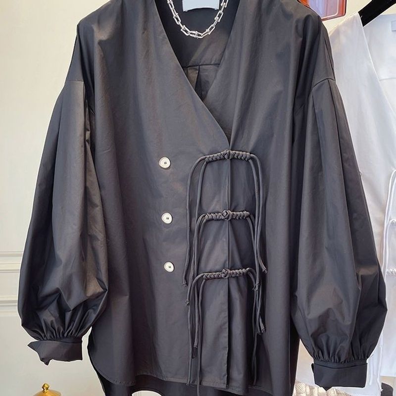 Damenbekleidung Frühling und Sommer Neue Designer V-Ausschnitt Quaste Knopf Shirt Damen Design Lose Nischenoberteil_voghion.com