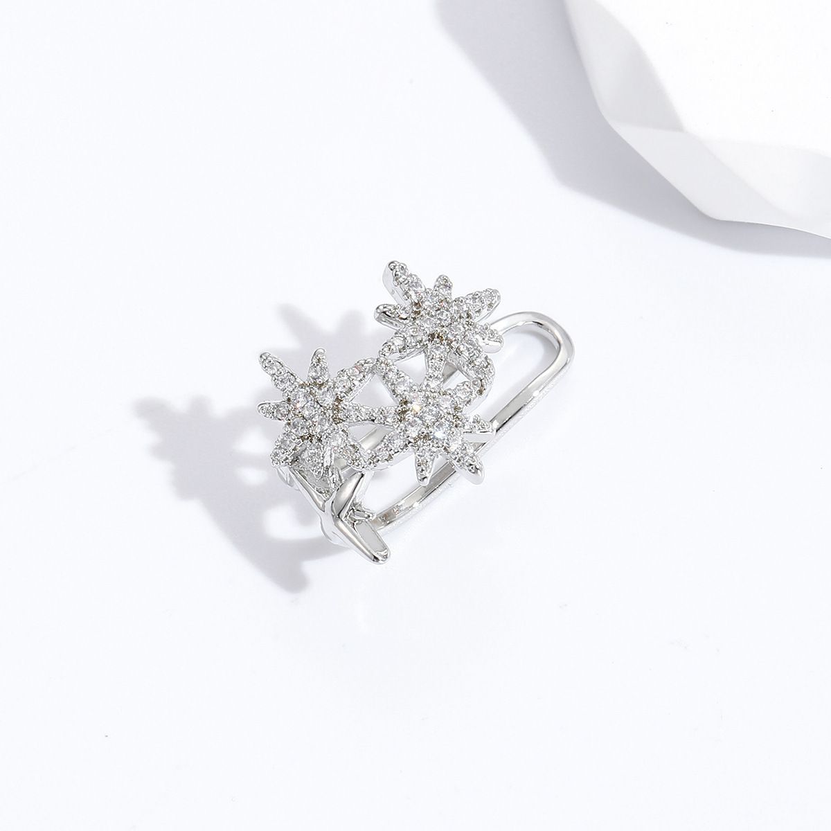 Orecchini di nicchia europei e americani con micro zirconi intarsiati, a forma di stella a otto punte, non forati, con clip per orecchio in rame e scritta "Rice Word"._voghion.com