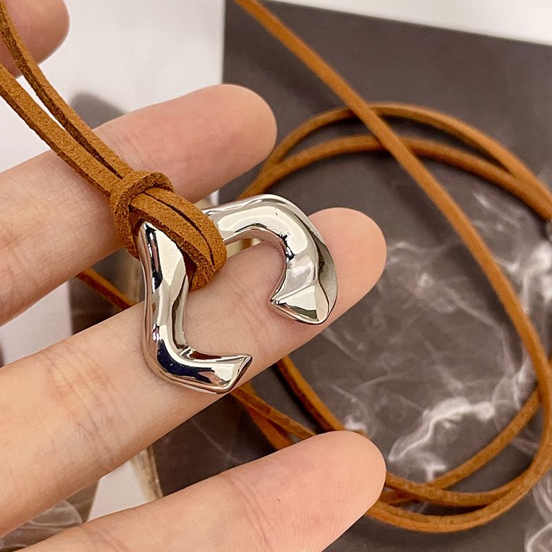 Collana con ciondolo a forma di ferro di cavallo in metallo a forma di U, in corda di pelle di caffè, con design di nicchia, da donna, astratta, in argento, lunga catena per maglione_voghion.com