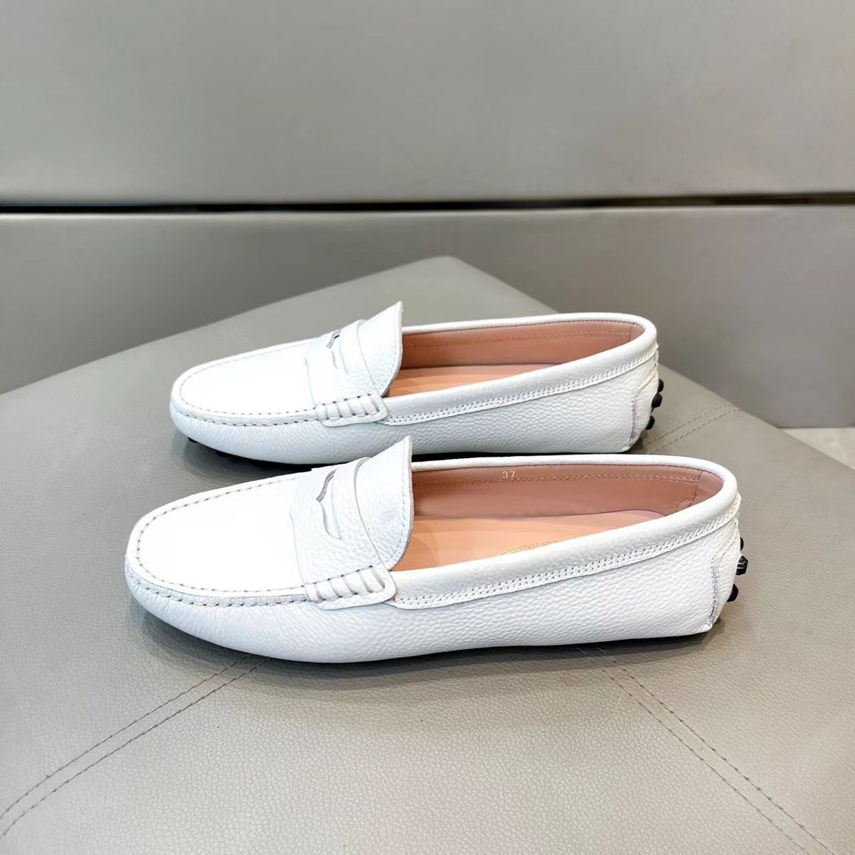 Kartoffelseide für Damen 2023 Neue Slipper im britischen Stil mit geflochtener Metallschnalle und Quaste, bequem_voghion.com