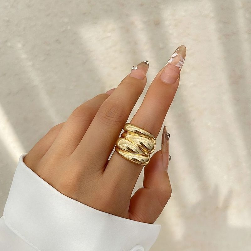 Stile di moda 2025 Nuovo stile di metallo di forma irregolare in acciaio inossidabile con taglio grande in stile francese, insolito anello geometrico artificiale_voghion.com