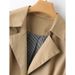 Eleganter Trenchcoat mit Gürtel, Kordelzug in der Taille und kontrastierenden Bündchen – Langärmliger einreihiger Mantel für Damen (Khaki/Schwarz/Rot)_voghion.com
