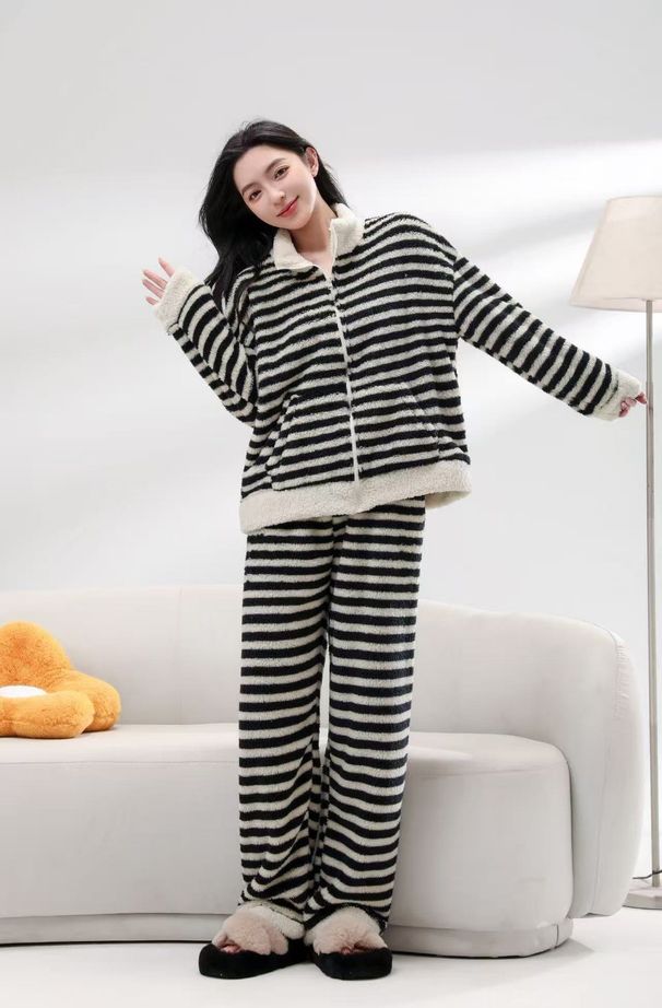 Herbst und Winter Neue verdickte gestreifte Stehkragen Pyjamas Damen Strickjacke Langarm Langes zweiteiliges Set_voghion.com
