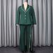Vintage-inspirierter Blazer mit V-Ausschnitt und Perlenbesatz und geschlitzter Hose mit geradem Bein – elegantes zweiteiliges Set für Damen (Dunkelgrün)_voghion.com