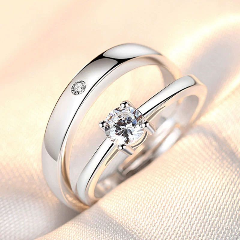 Coppia simulata di accessori da sposa placcati in argento per un anello di coppia che durerà una vita_voghion.com