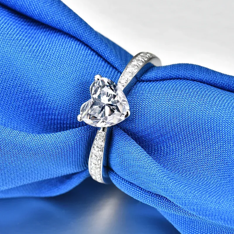 Auf Lager Massiver 14K Weißgold AU5 Herzform Micro Set 1 Karat Herz Diamant Romantischer Hochzeitsring für Damen_voghion.com