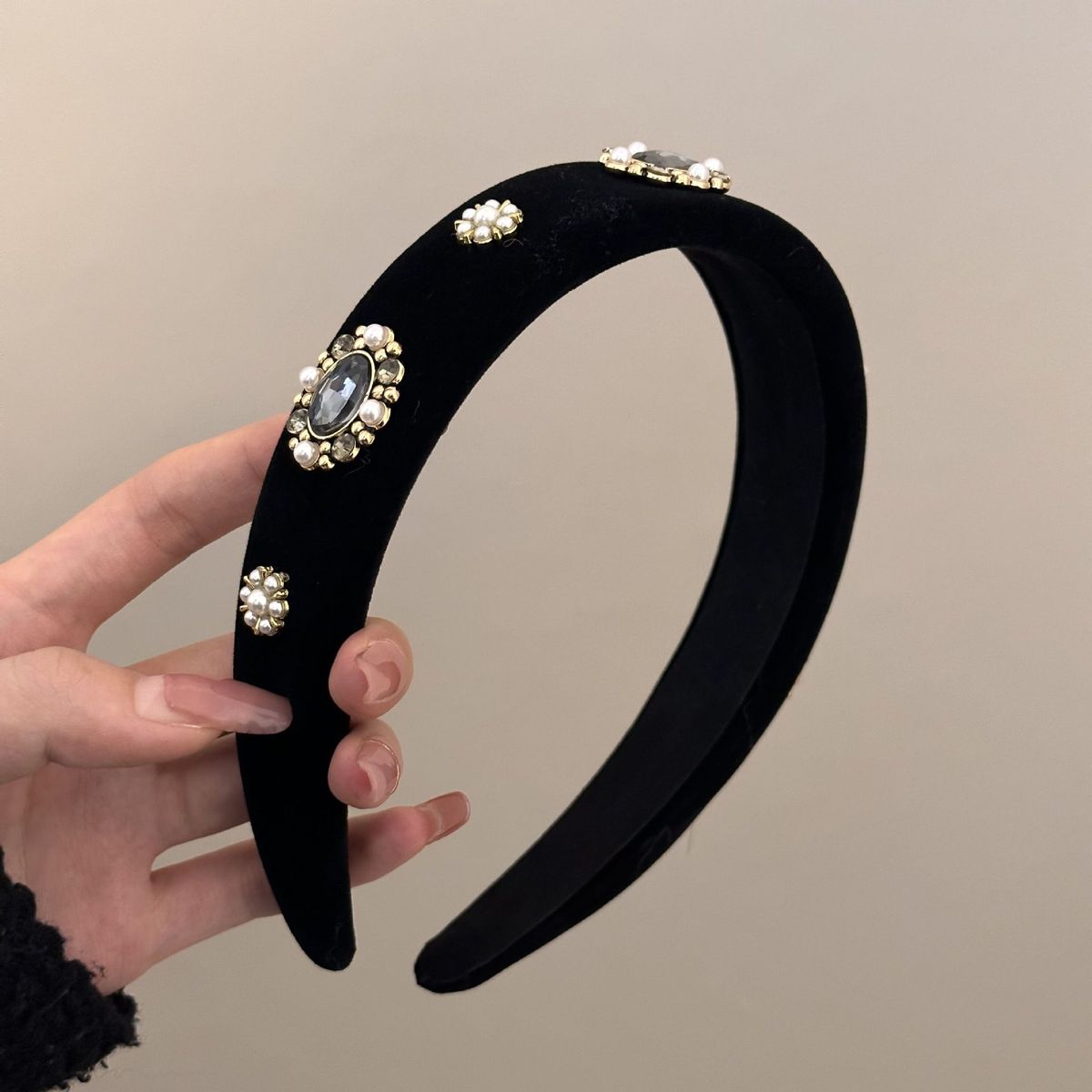 2025 Herfst/Winter Nieuwe Mode Diamant Haarband Dames Zwarte Minimalistische Clip-On Hoofdband_voghion.com