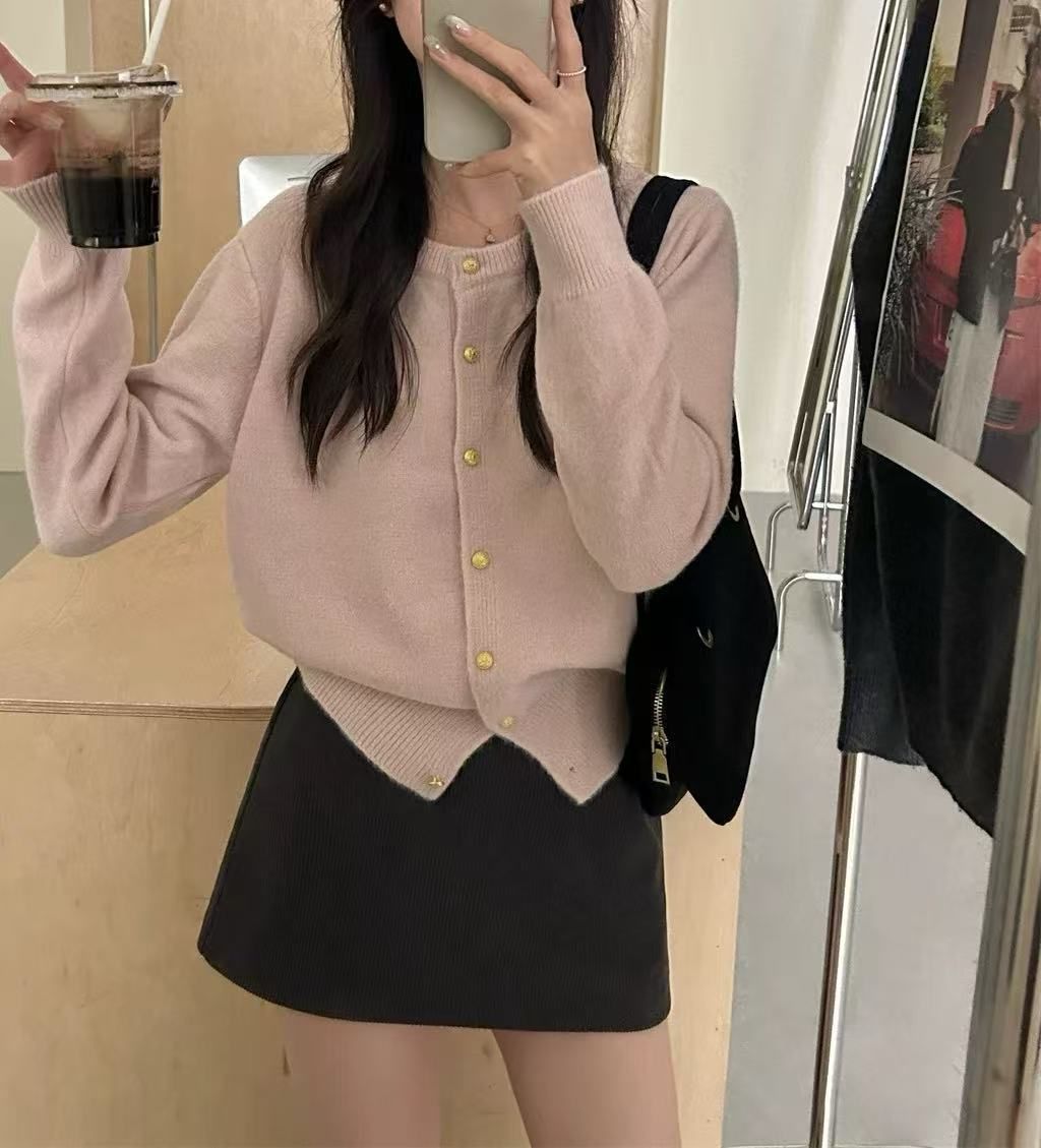 Irina 2025 Herbst Winter Pullover im koreanischen Stil Einzigartiges schickes Goldknopfdesign Rundhals-Strickjacke Damenmantel_voghion.com