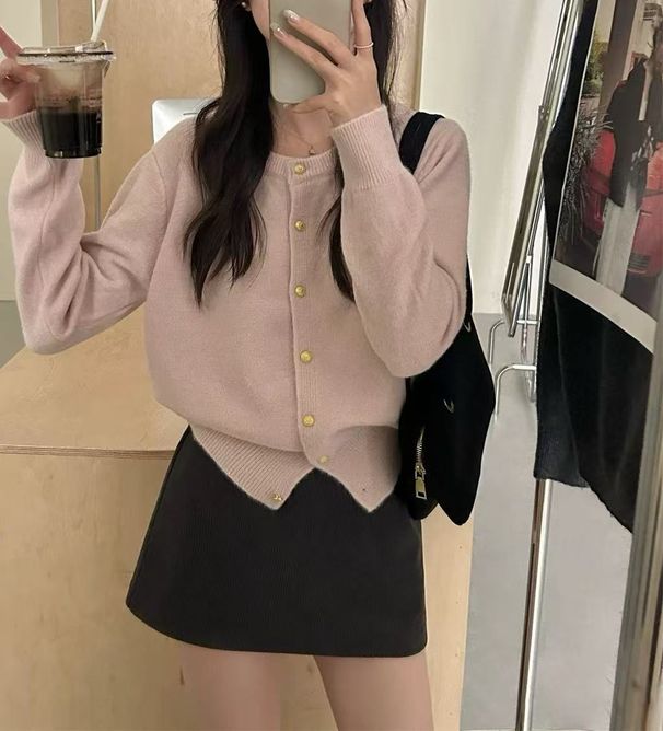 Irina 2025 Herbst Winter Pullover im koreanischen Stil Einzigartiges schickes Goldknopfdesign Rundhals-Strickjacke Damenmantel_voghion.com