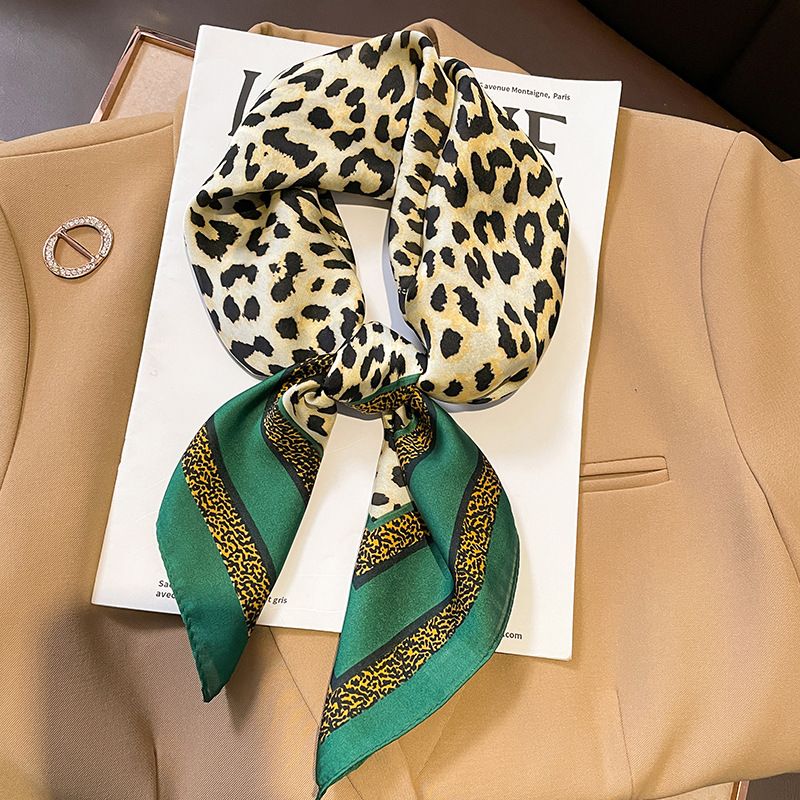 Coreano Nova Moda Leopardo Padrão Pequeno Quadrado Feminino Primavera e Outono Decorativo Turismo Férias Faixa de Cabeça Cachecol_voghion.com