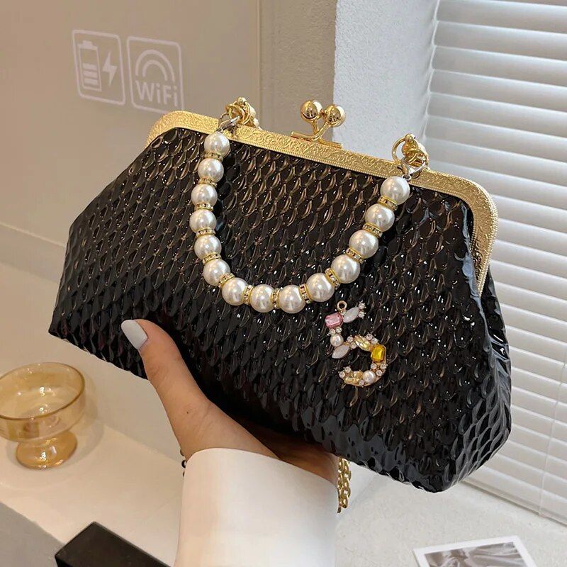 2023 Luxus Frauen Französisch Minderheit Schulter Taschen Gold Umhängetaschen Mode Perle Kette Shell Clip Kleine Handtasche Eveing ​​Kupplung_voghion.com