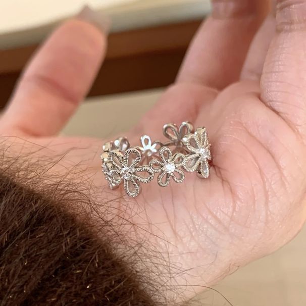 Anello a forma di petalo di fiore in pizzo spazzolato con intarsi in zircone per indice, medio e mignolo._voghion.com