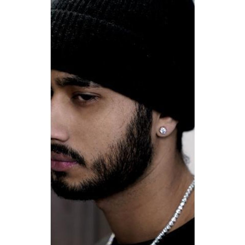 Magnetische clip-on oorbellen met witte en grijze zirkonia – hiphopstijl geïnspireerd door Neymar en Ronaldo, geen piercing vereist_voghion.com