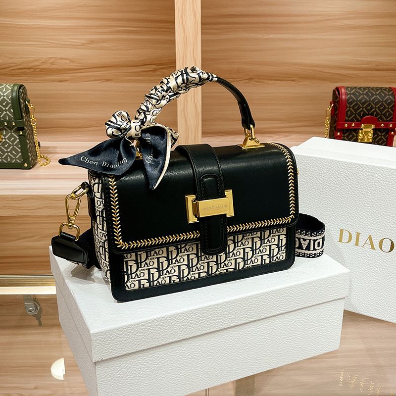 2024 Frühjahr und Sommer neuer Stil High-End kleine quadratische Tasche tragbare leichte Luxus bedruckte Damentasche einzelne Schulter Umhängetasche trendige Handytasche_voghion.com