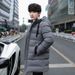 Cappotto coreano in piumino di cotone con cappuccio da uomo caldo ispessito di media lunghezza invernale 2023_voghion.com