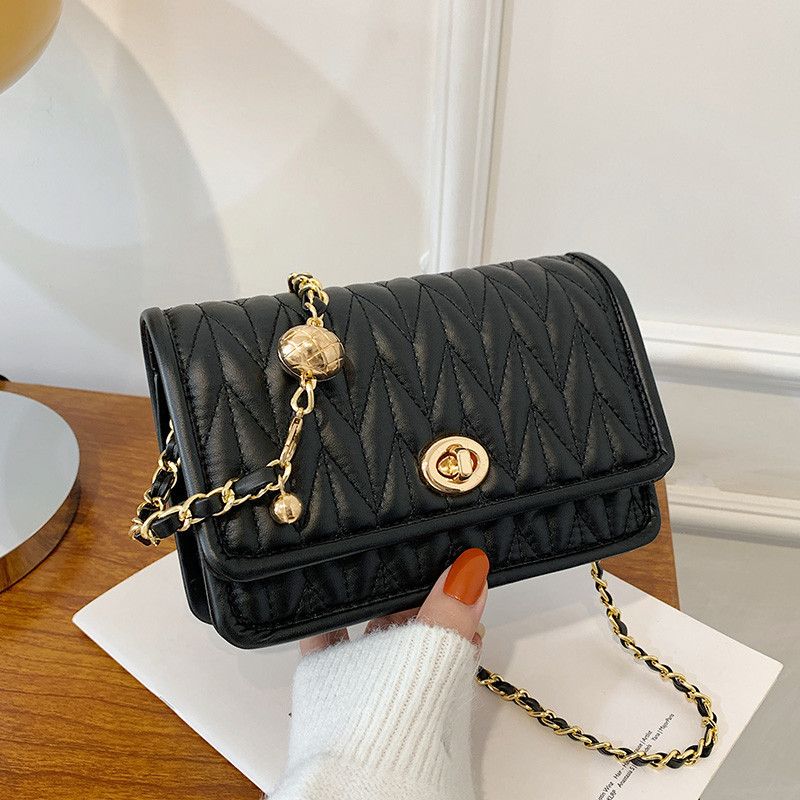 Kedja mode liten väska för kvinnor 2023 ny enkel textur liten fyrkantig väska Internet kändis utländsk stil enkel axel crossbody väska_voghion.com