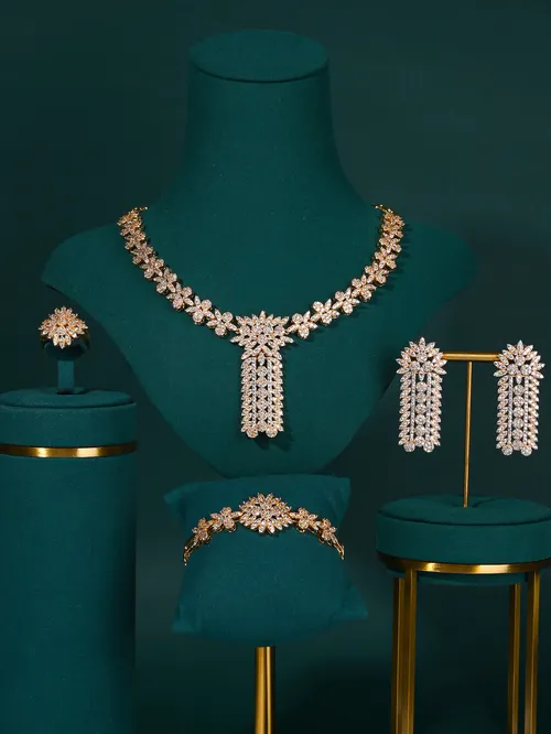 Bijouset aus Koffer, einfarweg_voghion.com