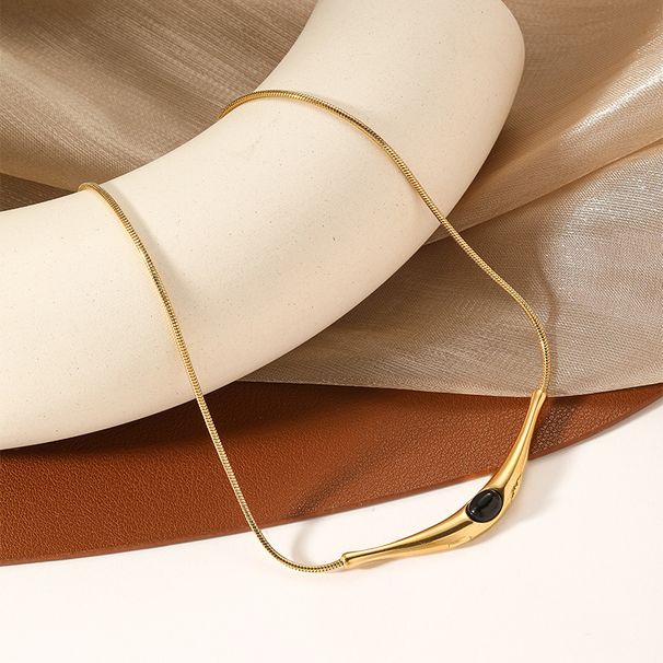 Collana con catena per clavicola in acciaio al titanio di lusso leggero e alla moda, temperamento femminile, ad arco triangolare_voghion.com