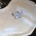 Anello di lusso alla moda con farfalla in zircone super fatato, aperto e leggero, per dito indice, gioielleria versatile di alta gamma._voghion.com