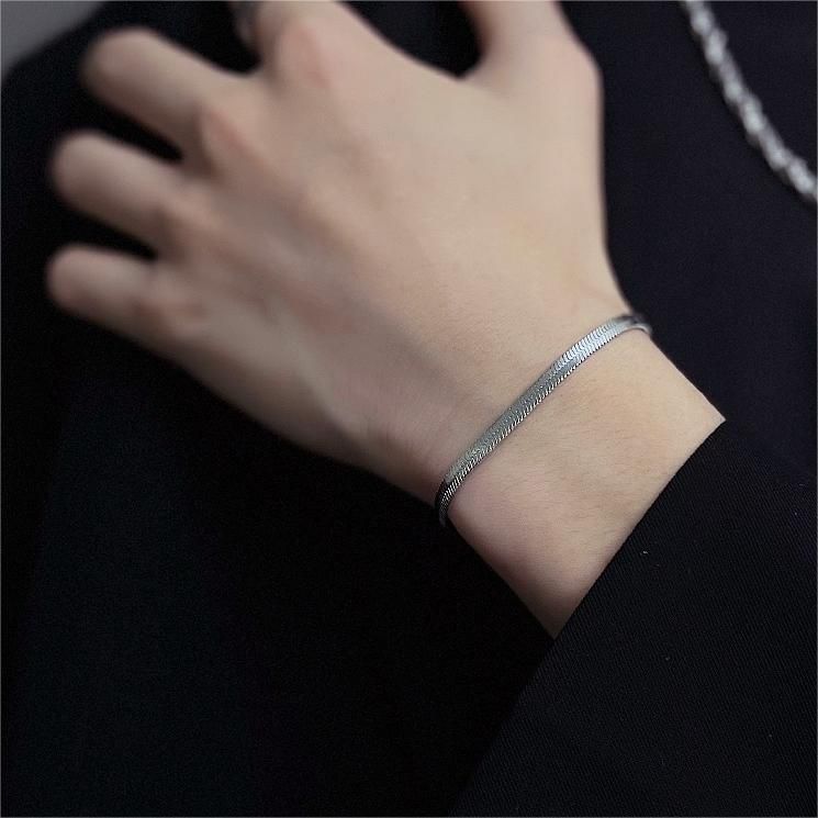 Cavigliera piatta a forma di serpente, elegante e minimalista, con cuore in osso d'argento e acciaio al titanio, per donna_voghion.com