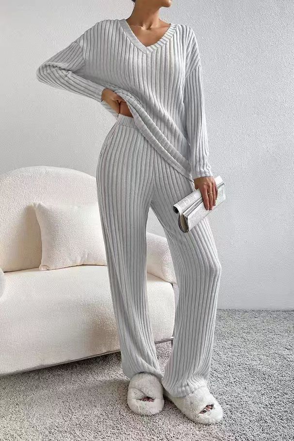 Gemütliches geripptes Lounge-Set – Oversize-Oberteil mit V-Ausschnitt und Hose mit geradem Bein, entspanntes zweiteiliges Outfit für Damen (Herbst-/Winter-Edition)_voghion.com