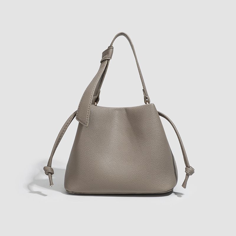Borsa a secchiello con tracolla singola, morbida e maneggevole, modello Niche, 2025, da donna_voghion.com