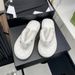 Neue Flip-Flops mit Blumenmuster und mehreren Dekorationen, dicke Sohle für den lässigen Gebrauch zu Hause und im Freien, Sandalen zum Anklipsen_voghion.com