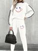 Conjunto feminino com capuz e calça jogger com estampa de carinha sorridente – 9019 Conjunto esportivo gráfico (branco/preto, tamanhos P-XXG)_voghion.com