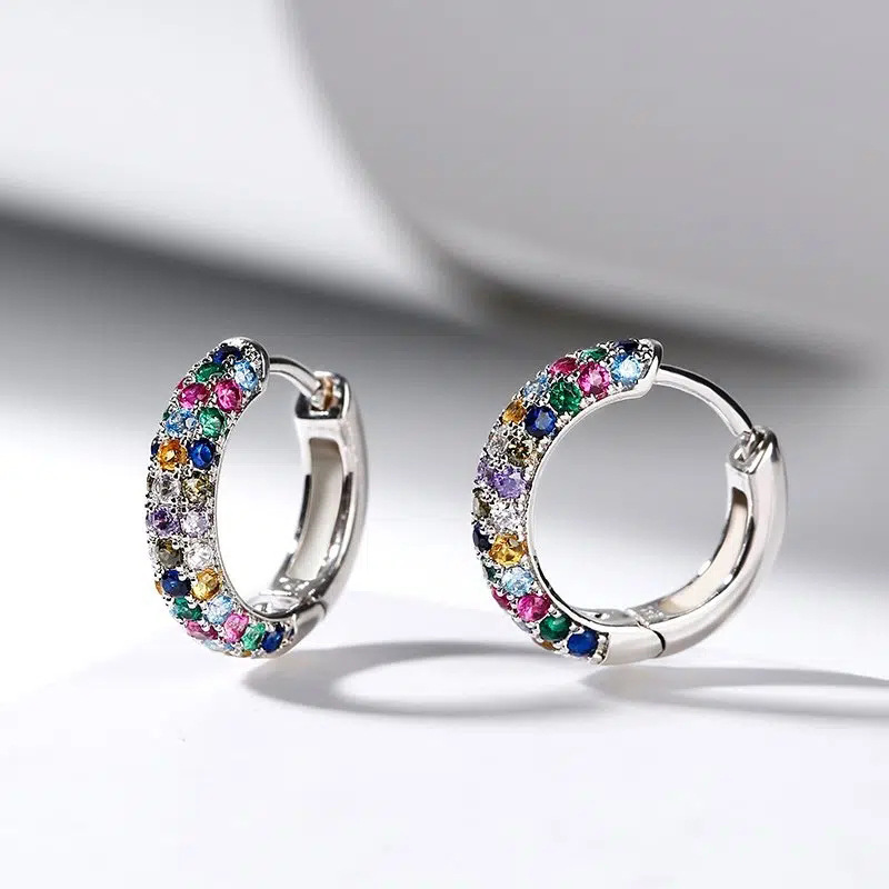 Fibbie colorate in zircone di Cao Shi per le donne con un design a forma di piccola folla, orecchini a forma di senso avanzato, semplici e_voghion.com