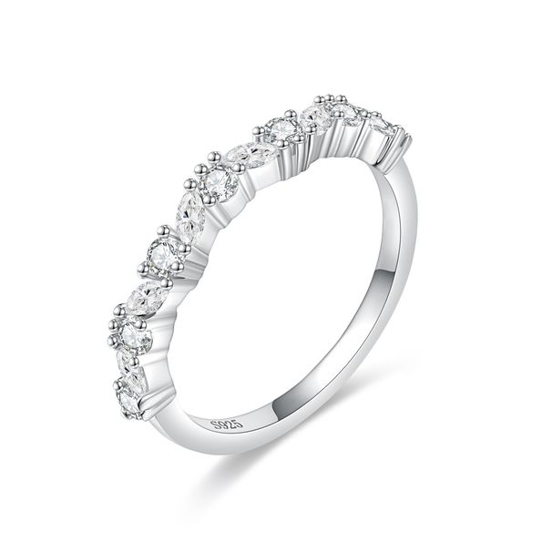 Anel feminino de prata esterlina 925 com zircônia e meia aliança da eternidade - 7 pedras lapidadas em formato de princesa, design elegante e moderno para uso diário_voghion.com