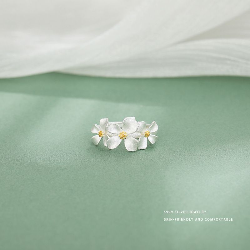 Set di gioielli in argento puro 999 a tema gardenia per donna: delicata collana con ciondolo a forma di clavicola, orecchini con temperamento e anello sofisticato_voghion.com