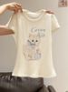 Camiseta de manga corta con estampado de gato para mujer, cuello redondo, hombros descubiertos, corte entallado, 2025_voghion.com