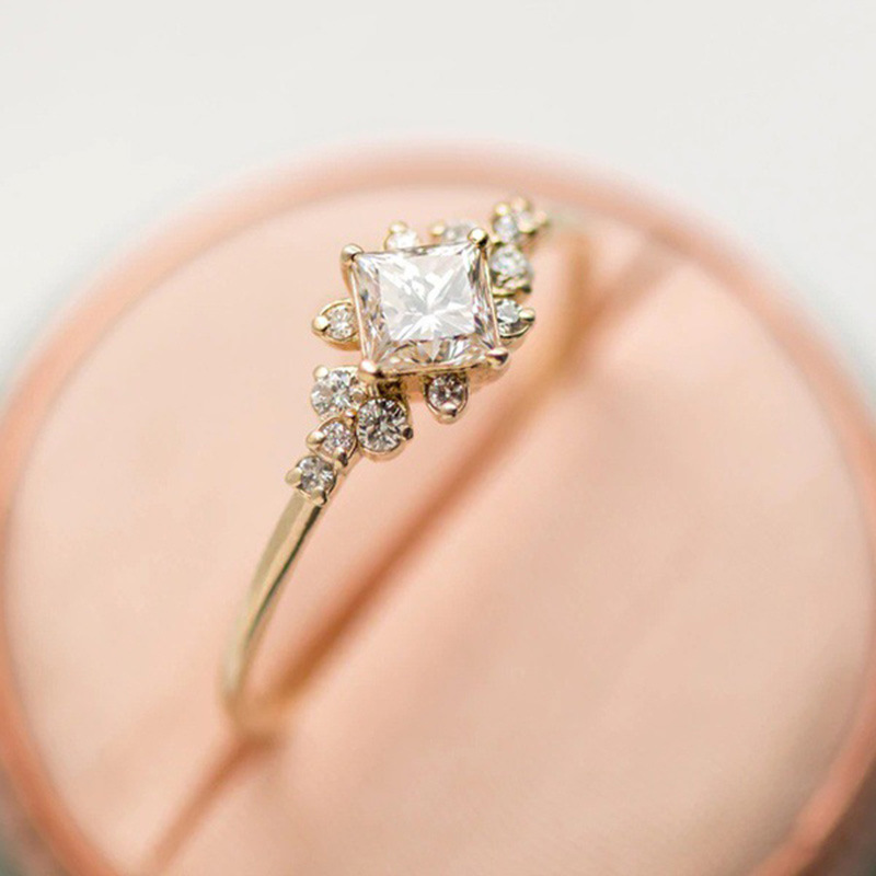 Anello di fidanzamento da donna con placcatura in zirconi e diamanti quadrati intarsiati di Cao Shi_voghion.com