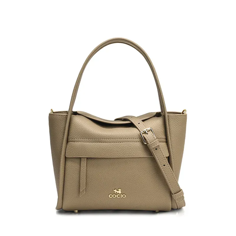 Borsa a tracolla versatile da portare a mano per l'estate, firmata COCIO, con caratteristiche multifunzionali e di alta qualità._voghion.com