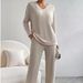 Gemütliches geripptes Lounge-Set – Oversize-Oberteil mit V-Ausschnitt und Hose mit geradem Bein, entspanntes zweiteiliges Outfit für Damen (Herbst-/Winter-Edition)_voghion.com
