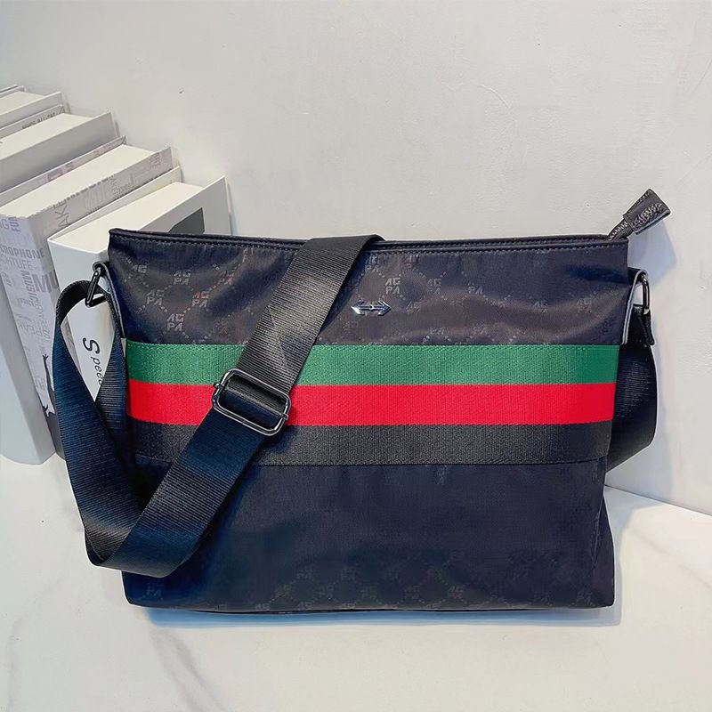 Nei koreanesch Versioun vun der Dammetasch waasserdicht Nylon gedréckte Messenger-Tasch mat faarwegem Band grouss Kapazitéit Schëller kleng Schëllersatz Pendlertasch_voghion.com