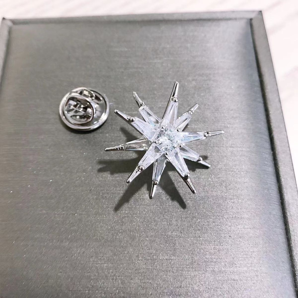 Koreanische version von zirkon kleine schneeflocke brosche kragen pin anzug mantel taste zubehör anti exposition feste abzeichen manschettenknöpfe_voghion.com
