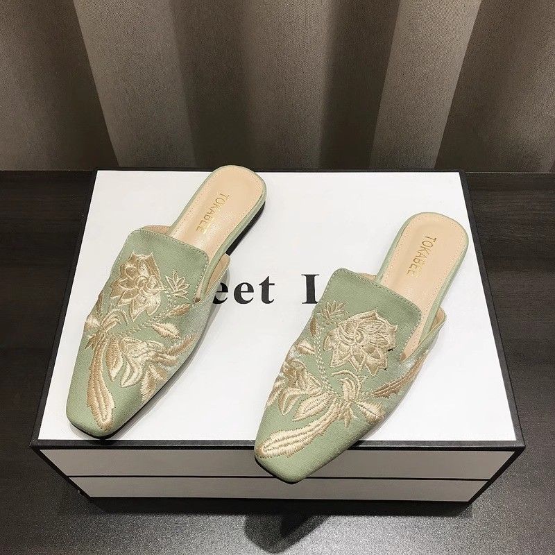 Nieuwe Chinese stijl borduurwerk half-slippers voor vrouwen 2024 nieuwe borduurwerk bloem retro hoge hakken mode puntige platte sandalen voor vrouwen_voghion.com