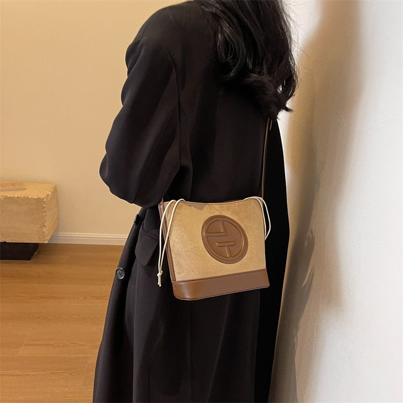 Årets populära Bucket Women's 2023 Ny fashionabel och exklusiv enkelaxelväska, frostad crossbody_voghion.com
