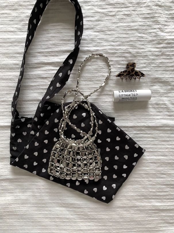 Metallic-Silber-Design mit handgewebten Perlen, modischer Hottie mit kompakter Umhängetasche_voghion.com