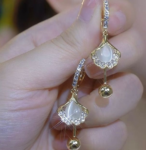 2024 New Light Cat's Eye Stone Earrings - Niche Ginkgo Leaf Design For Unique Temperament | Versatile Stud Jewelry_voghion.com