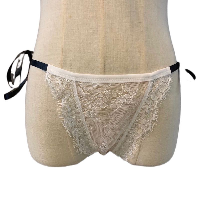 Completo intimo con gilet traforato in pizzo con fiocco_voghion.com