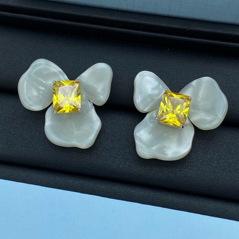 Weiße Irisblume, neues chinesisches quadratisches Nischendesign, zerlegte weiße minimalistische Temperamentohrringe, französischer Stil_voghion.com